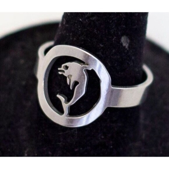 Size 9, Vintage Silver Tone Dolphin Symbolic Band Ring - A23 - Picture 1 of 3